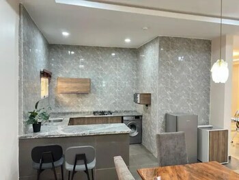 r oak hotel and apartment