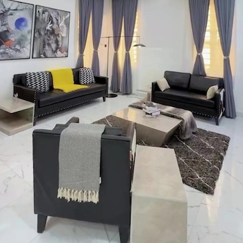 callis court apartment