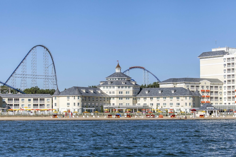 Cedar Point's Hotel Breakers,Sandusky>>Erie County,3.5 star