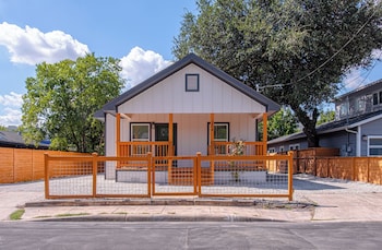comfy and happy stays near riverwalk and downtown