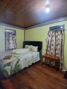 Keyhole Surf House,,3 star