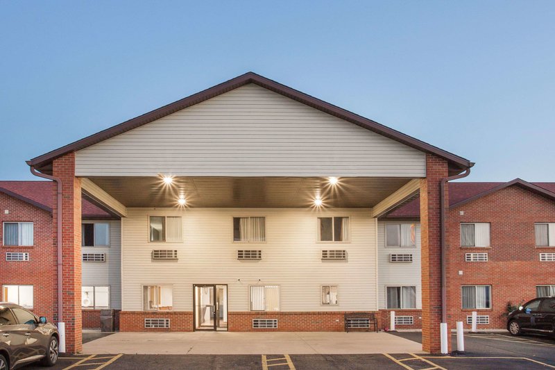 Super 8 By Wyndham Monmouth Il,Henderson>>Galesburg,2 star