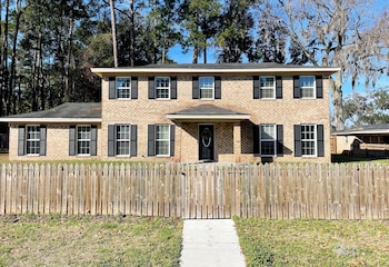 large home sleeps 10 by beach and city