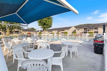 lazydays pet friendly condo w pool and slip at 3m