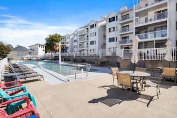 Lakefront Osage Beach Condo + Workspace W/ Pool Views,,2 star