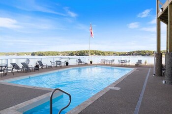 lakeview condo w 2 pools and beach family fun awaits at 21mm
