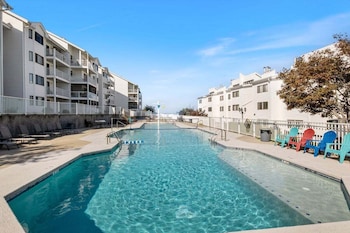 3 Bedroom Osage Beach Condo W/ Pool & Main Channel Views,,2 star