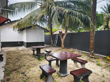 Oyo 91244 Aufa Chalet,,2 star