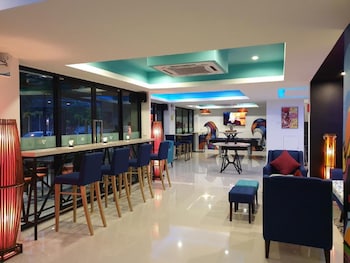 jomtien beach sleep inn steps from beach and market