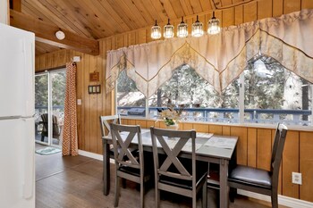 Sweet Cabin Home Gateway #2576,,2 star