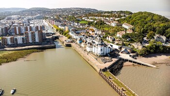 seaview 2 bed with private parking portishead