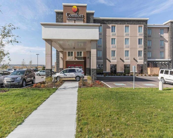 comfort inn and suites airport north