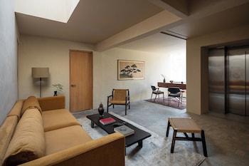 Hotel Oculto,,3 star
