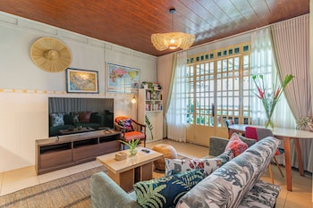 cozy 1990s khmer style flat in heart of tonle bassac