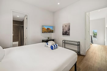 The Dune Lofts,3425 N 70Th St,4 star