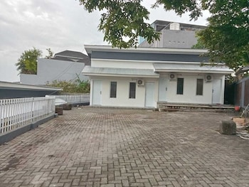 hotel o 95063 afifah syariah guest house manado
