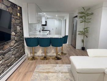 Luxe 1Br Oasis - Prime Ny Stay,,2 star