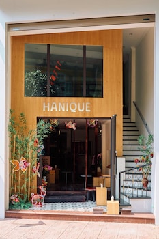 hanique cafe and stay