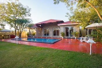 alaya stays 5bhk roohmons farm pvt pool