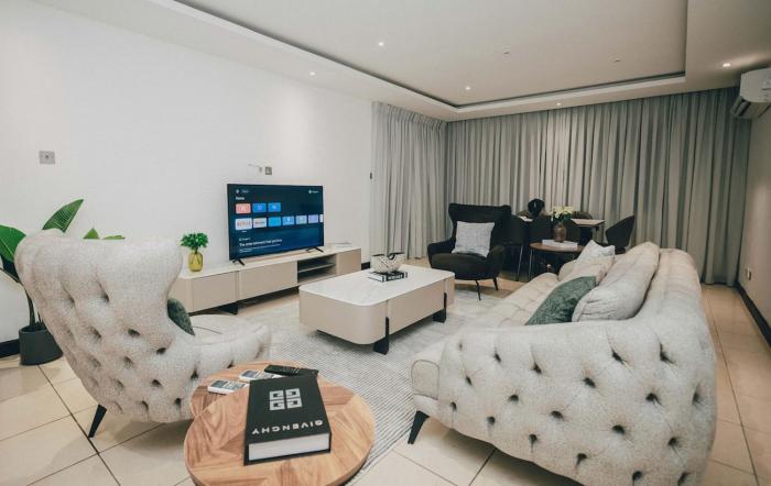 luxury 3br alema court airport close