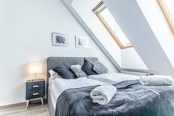stunning 12br floor for 24 people