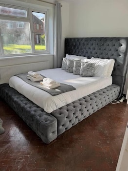 cosy 2 bed maisonette with private garage in wembley