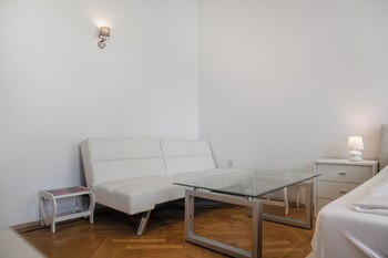 spacious 7br apartment hauptbahnhof