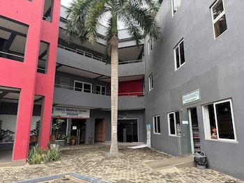 lizzy complex east legon