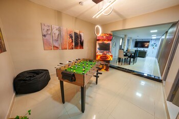 5br by lleras park w arcade and foosball