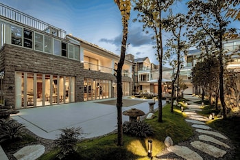 dali shanshuijian no 5 courtyard villa garden resort hotel