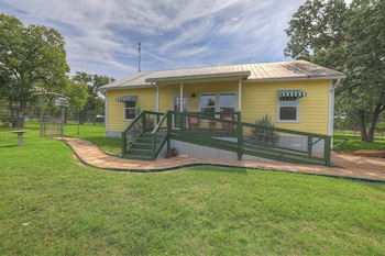 farmhouse charm 10 min to downtown pet friendly
