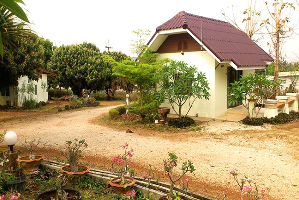 Suan Lamyai Resort,Near Wangsaphung Pavilion,2 star