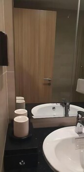 hadu hotel and cafe