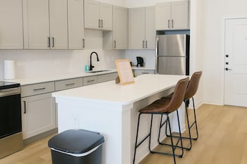 Stunning, A+Location, Workerfriendly, Washer, Pool,,3 star