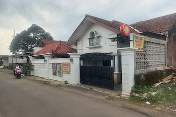 Oyo 95179 Namira Guest House Syariah,,2 star
