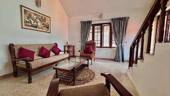 Scarlet's Inn,,2 star