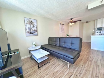 comfy and modern condo by waikiki