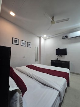 hotel south embassy near satya niketan