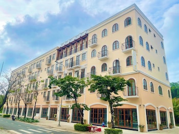 Th Luxury Hotel,,3 star