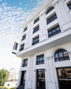 nearest airport hotel