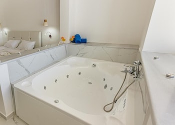 Limnionas Bay Hotel,,0 star