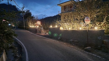 carom inn