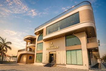 travinities hotel the royal palace