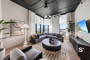 luxe and chic 1 br balcony and sea view