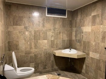 venus court hotel