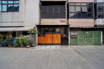 hotel o near rs husada formerly pondokan