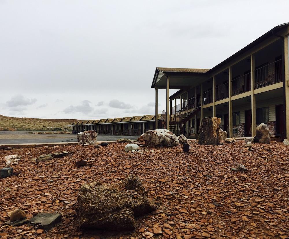 Whispering Sands Motel,Hanksville>>Caineville,2 star