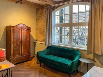 Studio Urbain,,2 star