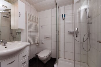 Hotel Ruhen 24-Hour Check-In, Free Parking, Guest Kitchen,,0 star