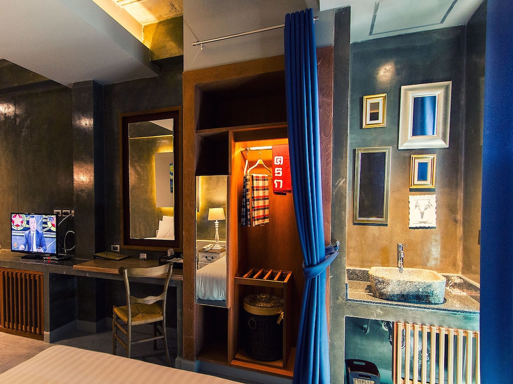 kroque boutique and bistro